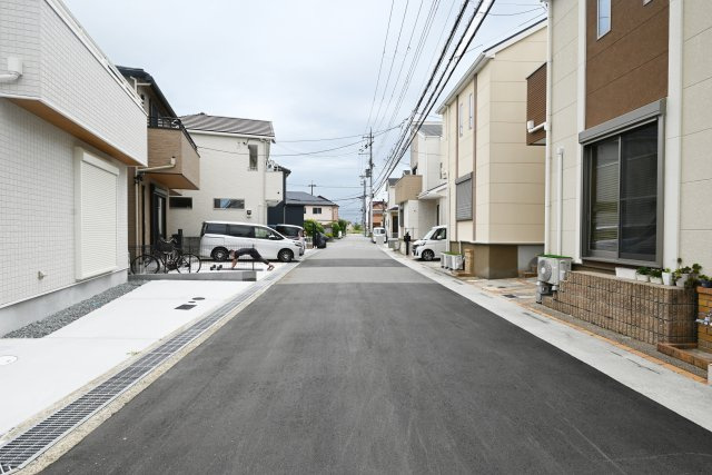 マドレコート宝塚市安倉南4丁目新築一戸建て｜4LDK＋駐車2台可の前面道路含む現地写真|南側前面道路、幅員約6.1ｍ