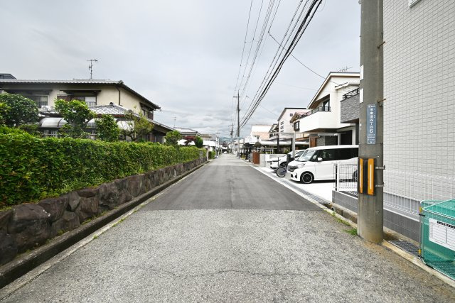 マドレコート宝塚市安倉南4丁目新築一戸建て｜4LDK＋駐車2台可の前面道路含む現地写真|西側前面道路、幅員約5.9ｍ