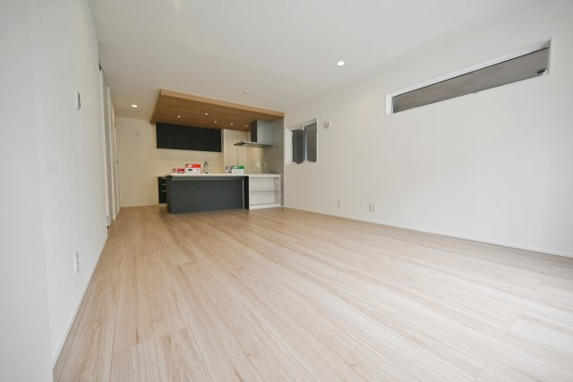 マドレコート宝塚市安倉南4丁目新築一戸建て｜4LDK＋駐車2台可の居間・リビング|リビングダイニングは家具の設置がしやすい形状をしているので、実際に家具を置いた後のイメージがしやすくなっています。お気に入りの家具をどう設置するか考えるのも楽しみですね。