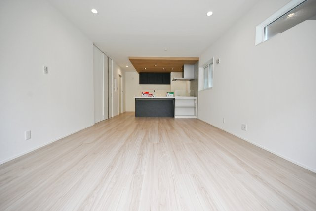 マドレコート宝塚市安倉南4丁目新築一戸建て｜4LDK＋駐車2台可の居間・リビング|リビング側からキッチンに向かって撮影した写真です。キッチンでお料理している様子が見えるので、今日の学校での出来事や仕事のことなど、家族間の会話が途切れないのが◎