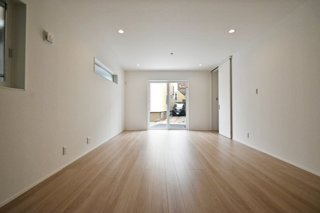 マドレコート宝塚市安倉南4丁目新築一戸建て｜4LDK＋駐車2台可の居間・リビング|キッチンの方からリビングに向かって撮影した写真です。お料理をしながらでもリビング全体を見渡せることができるので、小さなお子様がいらっしゃるご家庭でも見守ることができます。