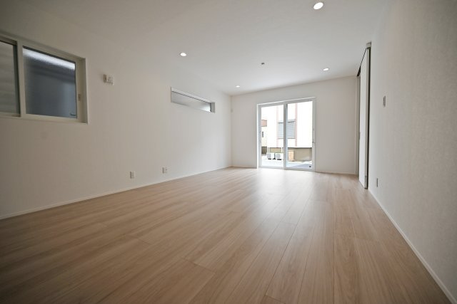 マドレコート宝塚市安倉南4丁目新築一戸建て｜4LDK＋駐車2台可の居間・リビング|南側に大きく開いた窓から明るい陽射しが差しこんでくる、18帖のリビングダイニングは家族みんなが寛げる空間です。