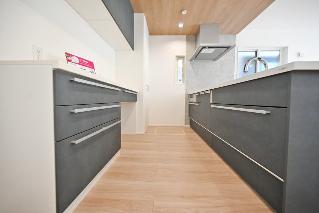 マドレコート宝塚市安倉南4丁目新築一戸建て｜4LDK＋駐車2台可のキッチン|カップボード付きの広くて使いやすいキッチンならご家族で一緒に料理を作ったり、後片付けを手伝ってもらうのにも便利。