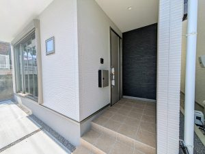 大津市一里山六丁目　新築戸建の玄関