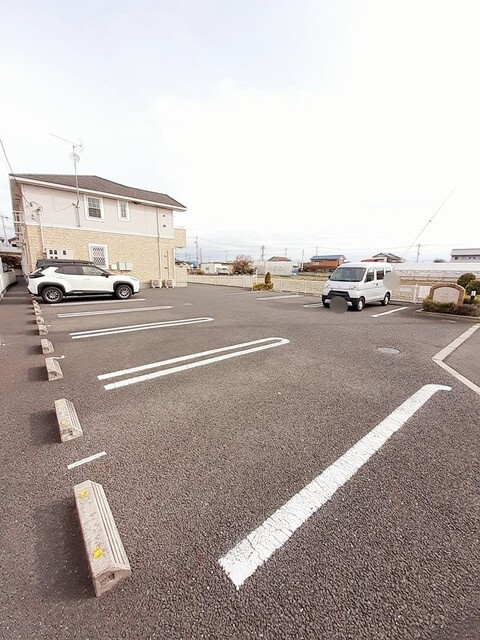 アザレアの駐車場