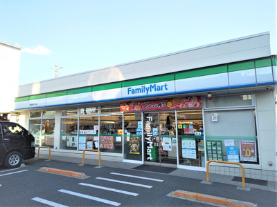 ファミリーマート 南篠崎町四丁目店まで300ｍ
