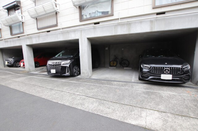 ★敷地内駐車場★（空き状況・使用料等詳細はご確認下さい）