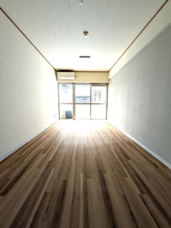 9帖の洋室(クリーニング前)