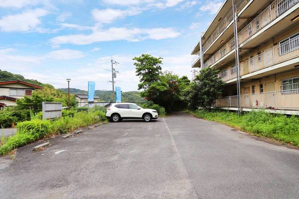 ビレッジハウス河内2号棟の駐車場