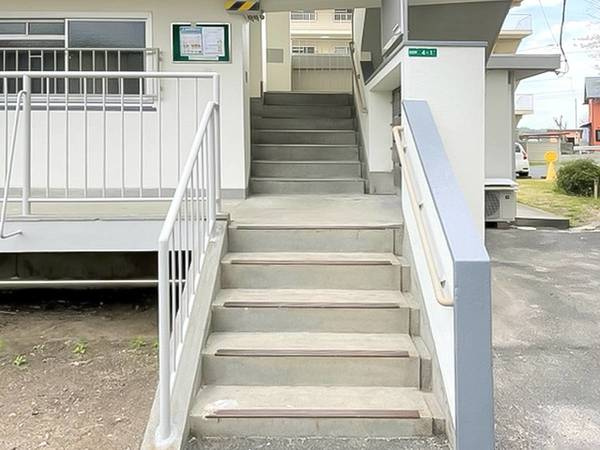 ビレッジハウス河内2号棟のエントランス