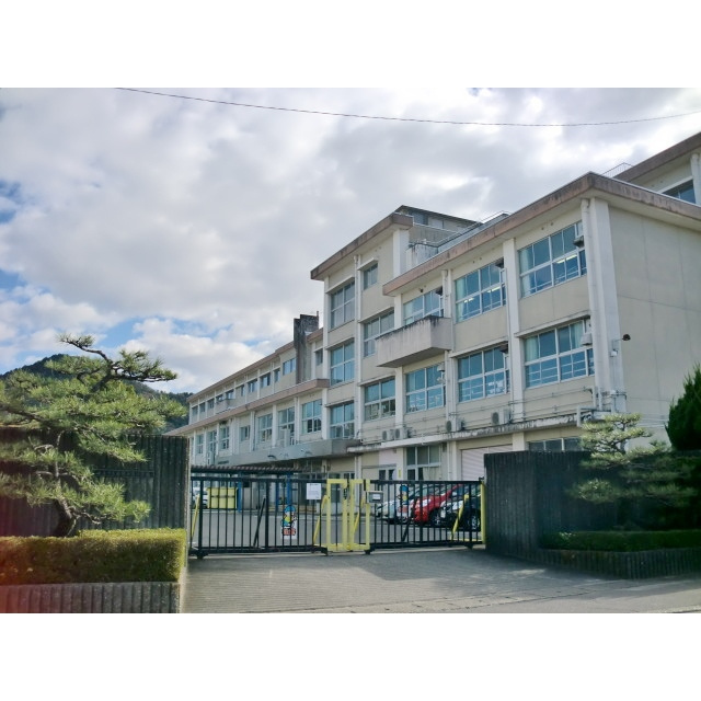 シュロス．眉山Ａ･Ｂの周辺|32 岩野田北小学校