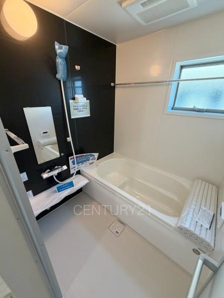 安中古屋 3号棟の浴室|ゆったりと寛げる大型バスタブ。
足を伸ばしたまま入浴可能です。
浴室乾燥機付きで天候が悪い日でも洗濯をして衣類を乾燥させることができます。