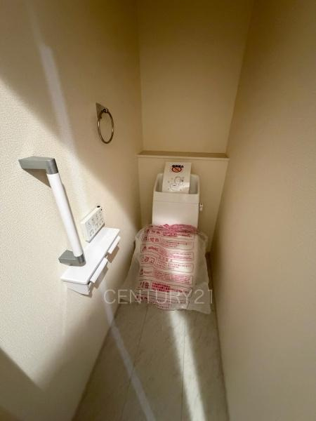 安中古屋 3号棟のトイレ|温水シャワー洗浄機能付きです。
手摺り付きです。
