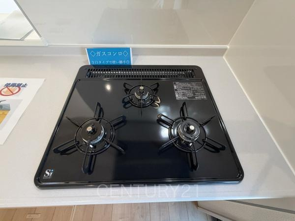 安中古屋 3号棟のキッチン|３口コンロ