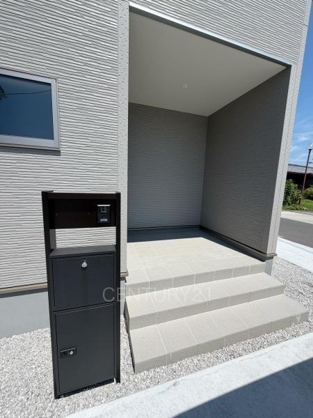 安中古屋 3号棟の玄関|スマートキー付きの玄関。
鍵を探すことなくドアの開閉が可能です。
郵便物を守る鍵付きポストです。
インターホンは録画機能付きで防犯面に優れます。