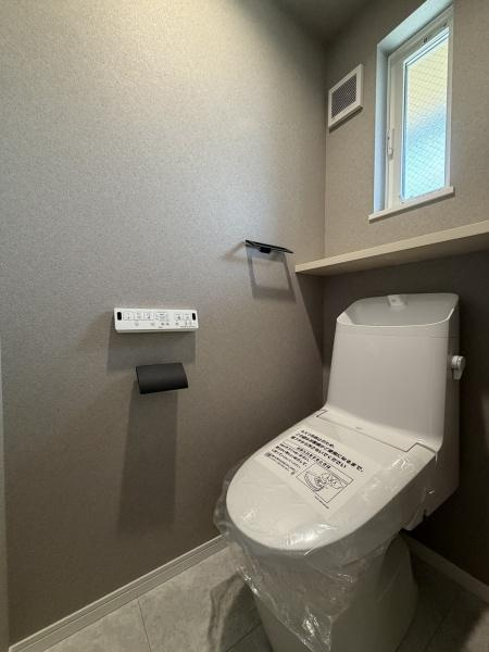 川崎市幸区小倉３丁目の新築一戸建のトイレ|１・２階の各トイレはアクセントクロスで個性的です