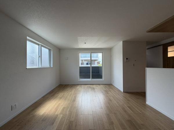 川崎市幸区小倉３丁目の新築一戸建の居間・リビング|リビングは明るい光が差し込む開放感のある空間です。シンプルなデザインでどんなインテリアにも合わせやすい内装となっています。オープンキッチンがリビングと一体となっているので使い勝手も良好です。