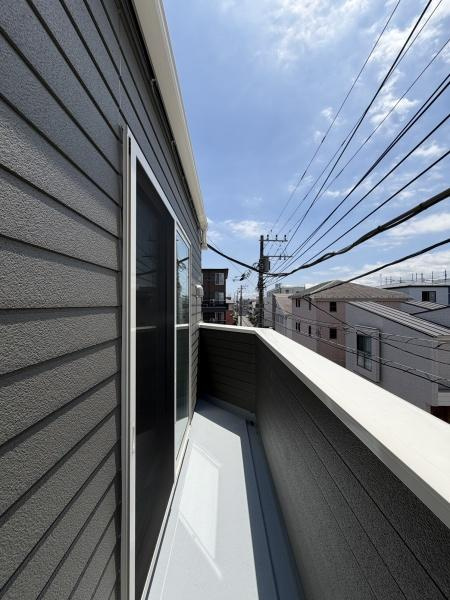 川崎市幸区小倉３丁目の新築一戸建のバルコニー|お布団やご家族の洗濯物が干せるスペースがあるバルコニー。