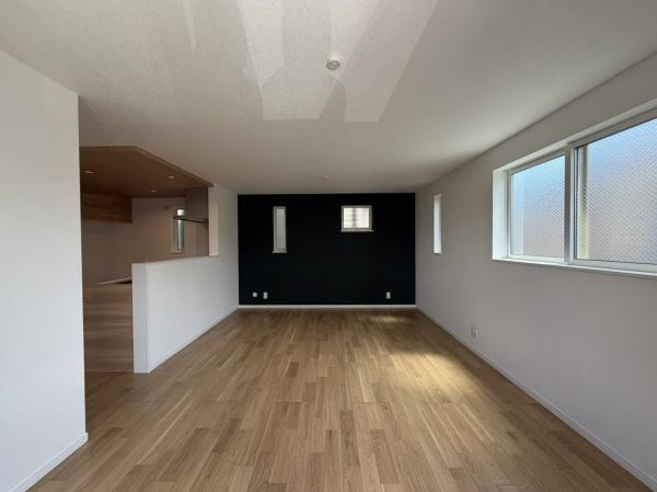 川崎市幸区小倉３丁目の新築一戸建の居間・リビング|明るい内装が特徴的なリビングです。開放感のある空間が広がっています。カウンターキッチンの両側に収納がありすっきりと整理整頓しやすい仕様です。窓からの光も十分に差し込みます。