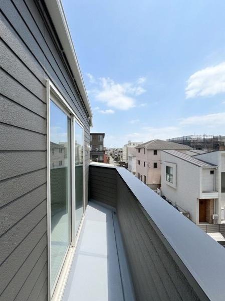 川崎市幸区小倉３丁目の新築一戸建のバルコニー|バルコニーは日照条件に恵まれており、日中は明るい陽光がたっぷりと差し込みます。洗濯物が乾きやすいのはもちろん、室内まで自然光が届くことで、和室全体が明るく開放的な雰囲気になります。