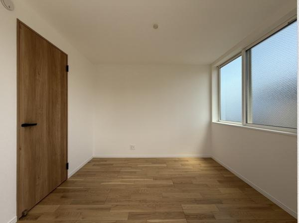 川崎市幸区小倉３丁目の新築一戸建の洋室|2面に大きな窓が配置されており外からの光をたっぷり取り入れられる洋室です。壁や床は明るい色合いで空間の広がりを感じられます。シンプルな内装なので様々なインテリアにも合わせやすいお部屋です。