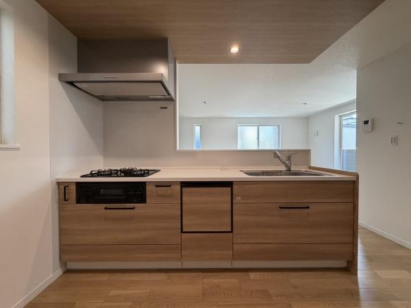 川崎市幸区小倉３丁目の新築一戸建のキッチン|シンプルで清潔感のあるカウンターキッチンです。収納スペースも充実しており調理や片付けがしやすい設計です。大きな窓から自然光がしっかり入り明るい空間となっています。食洗器付きで作業効率をサポートします。