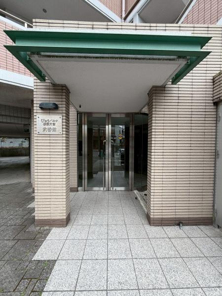 びゅうパルク横濱片倉弐番館のエントランス|オートロック・宅配ボックス付きです。綺麗に管理されています。