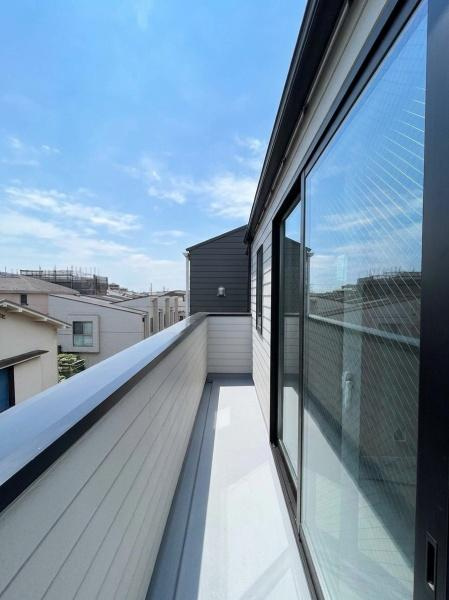 川崎市幸区小倉３丁目の新築一戸建のバルコニー|陽当り＋通風の良いバルコニーでプライベート性も高いのがポイントです。