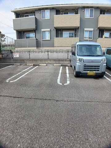 グランドソレイユＢの駐車場