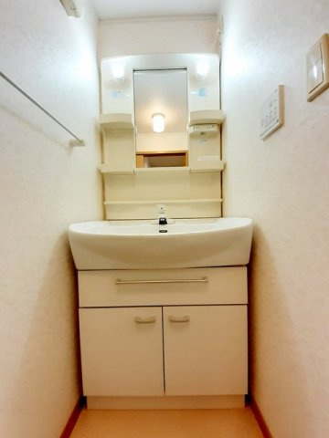 ネオカーサ山越の洗面所