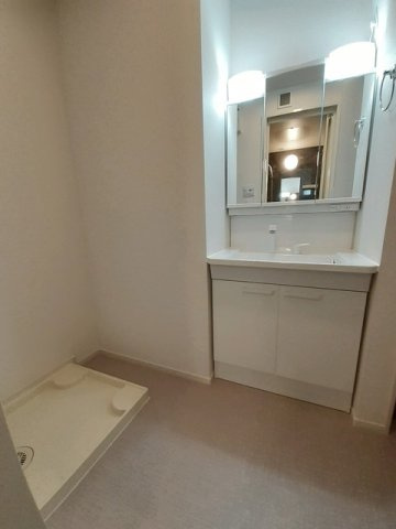 カーサはなの洗面所|明るい洗面所です