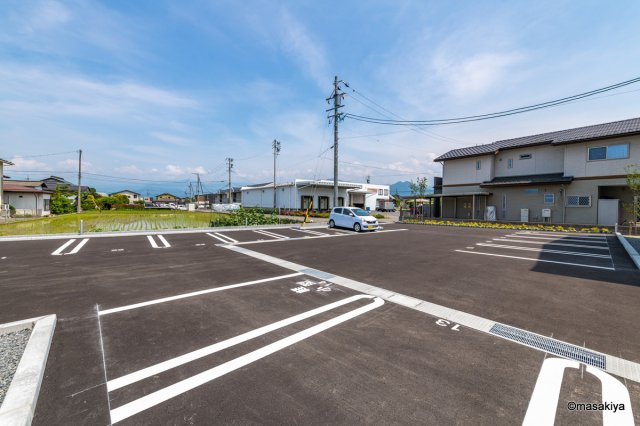 ファルコンベース若宮の駐車場