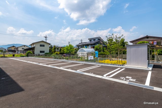 ファルコンベース若宮の駐車場