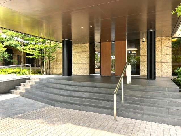 バームハイツ西葛西のエントランス|管理の行き届いた美しいエントランスが住まいの品格を演出。