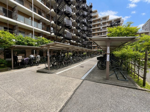 バームハイツ西葛西の駐輪場|雨や日差しから自転車を守る、屋根付き駐輪場を完備。