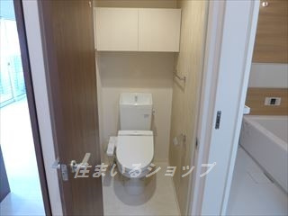 ヴァンベール　Ⅰ棟のトイレ|ウォシュレット・収納棚あり