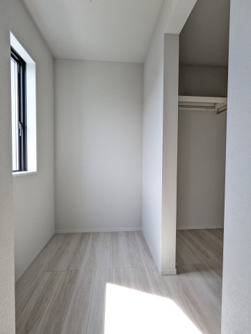 水戸市住吉町　5期の収納|ウォークインクローゼット＋フリースペースです！窓もあり明るく風通しもよいため湿気もこわくありません！