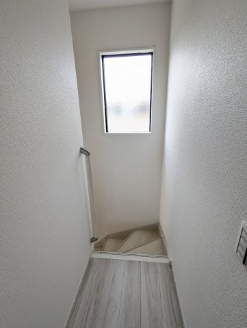 水戸市住吉町　5期の内装|窓付きの階段は明るく、手すり付きで小さなお子様でも安心です