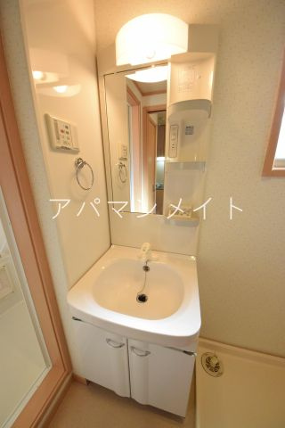 【洗面所】 | シュールメゾン戸塚 | 明るい洗面所です
