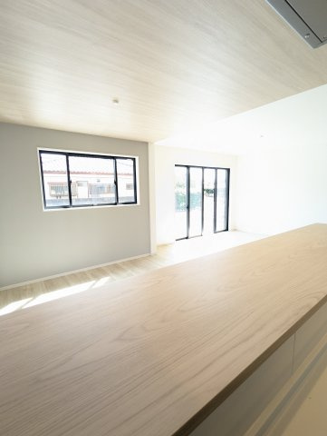 水戸市吉沢町　2期の居間・リビング|おしゃれなカウンターはキッチンが丸見えにならず、助かります！！