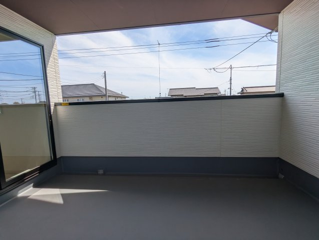 水戸市吉沢町　2期のバルコニー|暖かな日差しのふりそそぐ広々ルーフバルコニー、たくさんの洗濯物が干せます