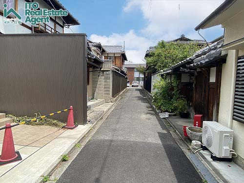小山板倉町 中古戸建の前面道路含む現地写真