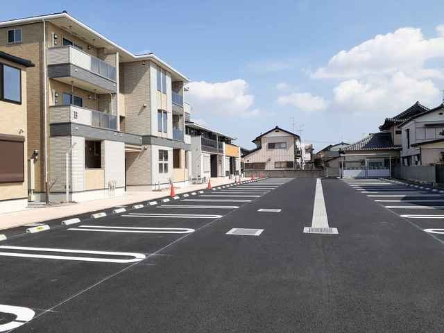 グランテラス　Ｃの駐車場|車をお持ちの方に嬉しい駐車場付きの物件です