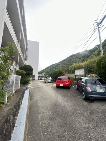 鶴甲コーポ33号棟の駐車場