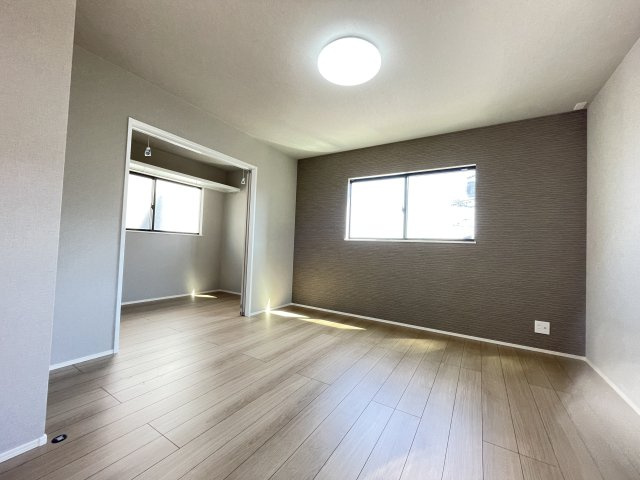 古江東町　一戸建ての洋室|主寝室に適した洋室①は約7.7帖の広さ。WICとランドリールームが繋がっています。