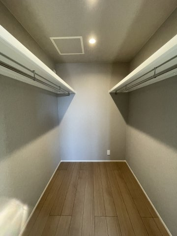 古江東町　一戸建ての洋室|WICは洋室①に面しており、収納に十分な広さがあります。