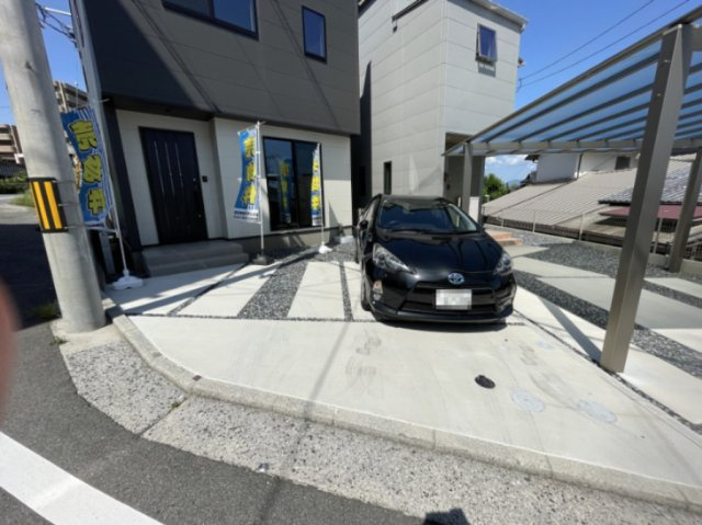 古江東町　一戸建ての駐車場|駐車スペースは、2台の車が並列で駐車できます。