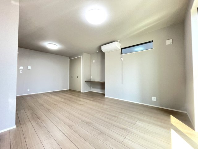 古江東町　一戸建ての居間・リビング|約18.4帖の広々したリビングダイニングです。家具の配置もしやすい綺麗な長方形型になります。