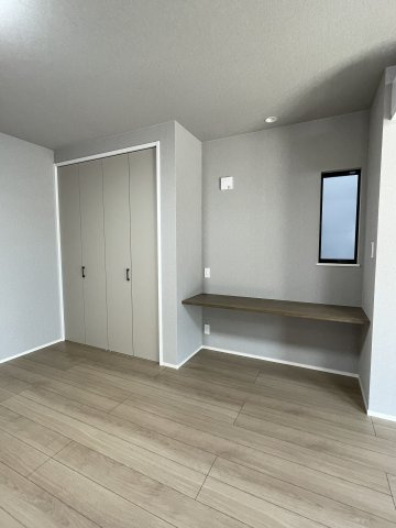 古江東町　一戸建ての居間・リビング|お子様の勉強やデスク作業のスペースとして役立つ「スタディカウンター」と家族共用の収納が備わり便利です