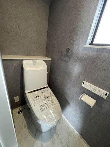 古江東町　一戸建てのトイレ|1階トイレは、節水タイプの温水洗浄便座トイレです。2階も同じタイプのものが設置されています。